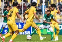 Sejumlah pemain belakang Semen Padang FC berusaha menghentikan pergerakan pemain PSMS Medan.(poto: padangkita.com).