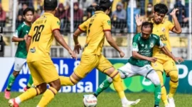 Sejumlah pemain belakang Semen Padang FC berusaha menghentikan pergerakan pemain PSMS Medan.(poto: padangkita.com).