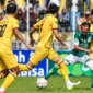 Sejumlah pemain belakang Semen Padang FC berusaha menghentikan pergerakan pemain PSMS Medan.(poto: padangkita.com).