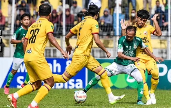 Sejumlah pemain belakang Semen Padang FC berusaha menghentikan pergerakan pemain PSMS Medan.(poto: padangkita.com).