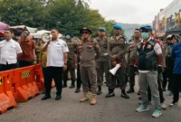 Tim gabungan lintas instansi menertibkan ratusan pedagang kaki lima (PKL) yang selama ini menggelar lapak liar di fasilitas umum, Rabu (21/10/2026).(poto: padangkita.com).