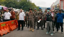 Tim gabungan lintas instansi menertibkan ratusan pedagang kaki lima (PKL) yang selama ini menggelar lapak liar di fasilitas umum, Rabu (21/10/2026).(poto: padangkita.com).
