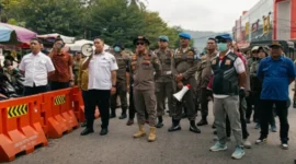 Tim gabungan lintas instansi menertibkan ratusan pedagang kaki lima (PKL) yang selama ini menggelar lapak liar di fasilitas umum, Rabu (21/10/2026).(poto: padangkita.com).