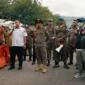 Tim gabungan lintas instansi menertibkan ratusan pedagang kaki lima (PKL) yang selama ini menggelar lapak liar di fasilitas umum, Rabu (21/10/2026).(poto: padangkita.com).