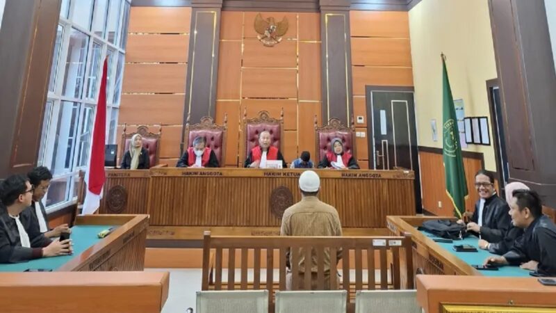 Majelis Hakim Pengadilan Negeri Padang resmi menjatuhkan vonis pemaafan hakim starlink kepada Yogi Gilang Arya Setia atas perkara layanan telekomunikasi di Kabupaten Kepulauan Mentawai.(poto: radarsumbar.com).