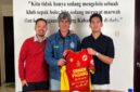 Semen Padang FC tunjuk Stefano Cugurra (tengah) jadi pelatih baru untuk arungi musim 2026/2027.(poto: radarsumbar.com).
