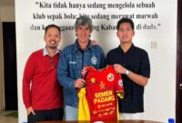Semen Padang FC tunjuk Stefano Cugurra (tengah) jadi pelatih baru untuk arungi musim 2026/2027.(poto: radarsumbar.com).