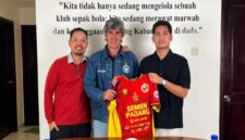 Semen Padang FC tunjuk Stefano Cugurra (tengah) jadi pelatih baru untuk arungi musim 2026/2027.(poto: radarsumbar.com).