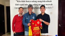 Semen Padang FC tunjuk Stefano Cugurra (tengah) jadi pelatih baru untuk arungi musim 2026/2027.(poto: radarsumbar.com).