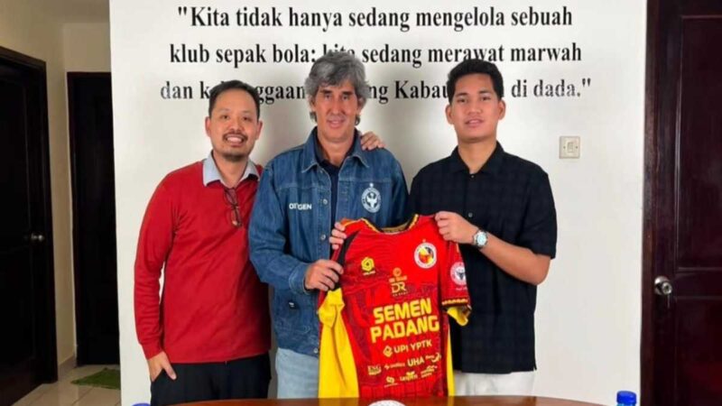 Semen Padang FC tunjuk Stefano Cugurra (tengah) jadi pelatih baru untuk arungi musim 2026/2027.(poto: radarsumbar.com).