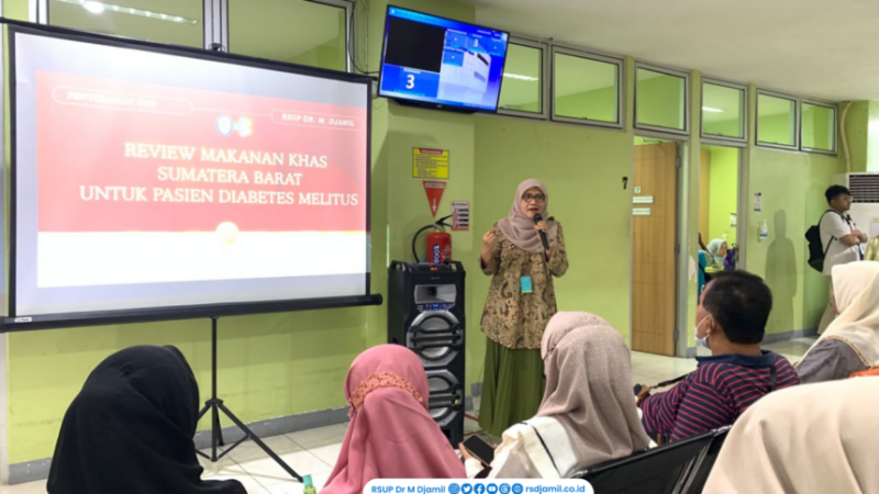 Instalasi Humas dan Promosi Kesehatan mengadakan edukasi kesehatan di Poliklinik Khusus dengan mengangkat tema “Review Makanan Khas Sumatera Barat untuk Pasien Diabetes Melitus”.(poto: padangkita.com).