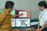 Wakil Gubernur Sumatera Barat Vasko Ruseimy memimpin langsung peninjauan data cuaca di Stasiun Meteorologi Minangkabau, Kabupaten Padang Pariaman, Senin (19/10/2026).(poto: radarsumbar.com).