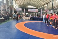 Sekretaris Umum KONI Sumatera Barat Anandya Dipo Pratama resmi membuka pertandingan cabor gulat Porprov XVI di G Sports Center, Minggu (4/10/2026).(poto: radarsumbar.com).