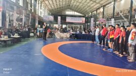 Sekretaris Umum KONI Sumatera Barat Anandya Dipo Pratama resmi membuka pertandingan cabor gulat Porprov XVI di G Sports Center, Minggu (4/10/2026).(poto: radarsumbar.com).