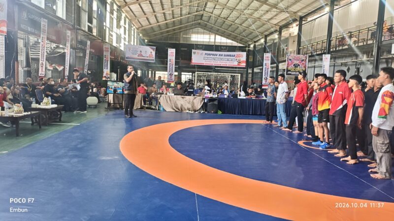Sekretaris Umum KONI Sumatera Barat Anandya Dipo Pratama resmi membuka pertandingan cabor gulat Porprov XVI di G Sports Center, Minggu (4/10/2026).(poto: radarsumbar.com).
