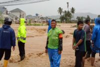 Banjir Padang rendam ratusan rumah akibat hujan deras. Sebanyak 672 warga Kuranji mengungsi sementara petugas gabungan terus mempercepat evakuasi korban.(poto: radarsumbar.com).