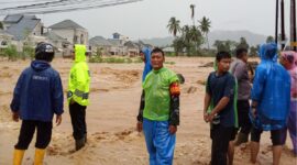 Banjir Padang rendam ratusan rumah akibat hujan deras. Sebanyak 672 warga Kuranji mengungsi sementara petugas gabungan terus mempercepat evakuasi korban.(poto: radarsumbar.com).