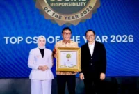 Penyerahan trofi kepada Direktur Utama PT Semen Padang Pri Gustari Akbar dalam forum Indonesia Corporate Forum 2026 di Manhattan Hotel Jakarta, Selasa (13/10/2026).(poto: padangkita.com).