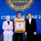 Penyerahan trofi kepada Direktur Utama PT Semen Padang Pri Gustari Akbar dalam forum Indonesia Corporate Forum 2026 di Manhattan Hotel Jakarta, Selasa (13/10/2026).(poto: padangkita.com).
