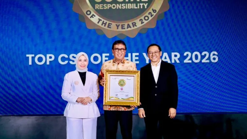 Penyerahan trofi kepada Direktur Utama PT Semen Padang Pri Gustari Akbar dalam forum Indonesia Corporate Forum 2026 di Manhattan Hotel Jakarta, Selasa (13/10/2026).(poto: padangkita.com).