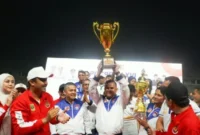 Penyerahan piala bergilir bergengsi tersebut berlangsung meriah pada seremoni penutupan di Stadion Utama Sumbar, Kabupaten Padang Pariaman, Rabu (14/10/2026) malam.(poto: padangkita.com).