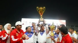Penyerahan piala bergilir bergengsi tersebut berlangsung meriah pada seremoni penutupan di Stadion Utama Sumbar, Kabupaten Padang Pariaman, Rabu (14/10/2026) malam.(poto: padangkita.com).