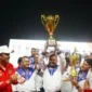 Penyerahan piala bergilir bergengsi tersebut berlangsung meriah pada seremoni penutupan di Stadion Utama Sumbar, Kabupaten Padang Pariaman, Rabu (14/10/2026) malam.(poto: padangkita.com).