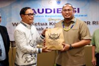 Andre Rosiade dan Manager Network Operation Padang Telkomsel, Andy Suhatril.(poto: radarsumbar.com).
