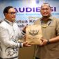 Andre Rosiade dan Manager Network Operation Padang Telkomsel, Andy Suhatril.(poto: radarsumbar.com).