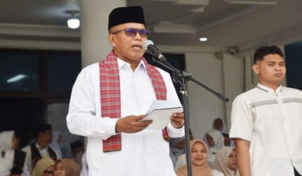 Ratusan santri tampilkan Tari Samrah pada Hari Santri Nasional 2026 di Balai Kota Pariaman. Simak pesan penting Wakil Wali Kota di sini.