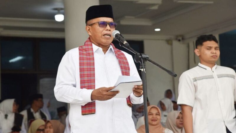 Wakil Wali Kota Pariaman, Mulyadi, memimpin langsung jalannya upacara sebagai inspektur pada Kamis pagi, 22 Oktober 2026.(poto: radarsumbar.com).