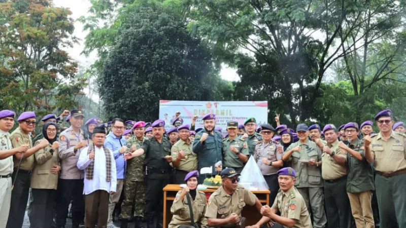 Wali Kota Padang, Fadly Amran, memimpin langsung upacara penutupan latihan fisik dan mental tersebut di kawasan Taman Hutan Raya Bung Hatta, Rabu (28/10/2026).(poto: padangkita.com).