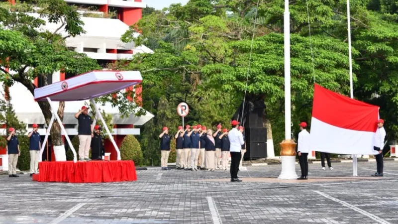 Ratusan karyawan memadati Lapangan Plaza Kantor Pusat PT Semen Padang di Kota Padang pada Rabu (28/10/2026) pagi.(poto: padangkita.com0.