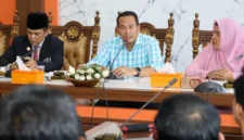 Ketua Umum PDBI Sumbar, Yota Balad, memimpin langsung rapat konsolidasi perdana di Ruang Rapat Wali Kota Pariaman pada Rabu, 28 Oktober 2026.(poto: padangkita.com).