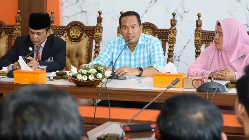 Ketua Umum PDBI Sumbar, Yota Balad, memimpin langsung rapat konsolidasi perdana di Ruang Rapat Wali Kota Pariaman pada Rabu, 28 Oktober 2026.(poto: padangkita.com).