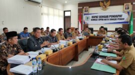 Ilustrasi: Khaidir, Ketua Komisi I DPRD Sungai Penuh, pimpin rapat dengar pendapat evaluasi anggaran Bimtek BPD di Jambi.(poto: AI).