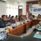 Ilustrasi: Khaidir, Ketua Komisi I DPRD Sungai Penuh, pimpin rapat dengar pendapat evaluasi anggaran Bimtek BPD di Jambi.(poto: AI).