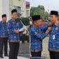Sekretaris Daerah Kota Sungai Penuh, Alpian, S.E., M.M., memimpin langsung seluruh rangkaian kegiatan sebagai Inspektur Upacara di Lapangan Kantor Wali Kota Sungai Penuh pada Senin (19/10).(poto: istimewa).