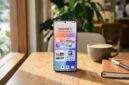 Ilustrasi Smartphone OPPO menampilkan antarmuka ColorOS 17 terbaru dengan visual Living Flow Design di sebuah kafe.(poto: AI).