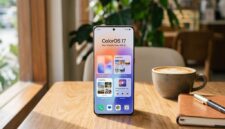 Ilustrasi Smartphone OPPO menampilkan antarmuka ColorOS 17 terbaru dengan visual Living Flow Design di sebuah kafe.(poto: AI).