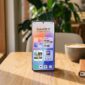 Ilustrasi Smartphone OPPO menampilkan antarmuka ColorOS 17 terbaru dengan visual Living Flow Design di sebuah kafe.(poto: AI).