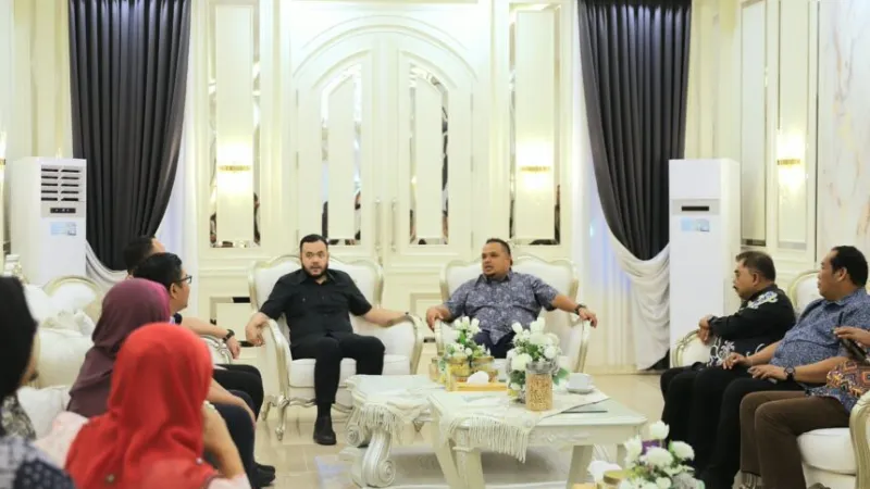 Wali Kota Padang Fadly Amran bersama delegasi Majlis Belia Malaysia (MBM) di Kediaman Resmi Wali Kota Padang, Minggu (11/10/2026).(poto: padangkita.com).