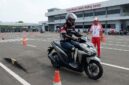 Instruktur memandu teknik pengereman motor matik di lintasan Astra Motor Safety Riding Center.(ilustrasi poto: AI).