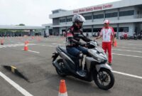 Instruktur memandu teknik pengereman motor matik di lintasan Astra Motor Safety Riding Center.(ilustrasi poto: AI).