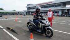 Instruktur memandu teknik pengereman motor matik di lintasan Astra Motor Safety Riding Center.(ilustrasi poto: AI).