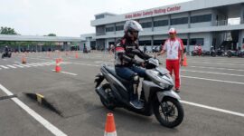 Instruktur memandu teknik pengereman motor matik di lintasan Astra Motor Safety Riding Center.(ilustrasi poto: AI).
