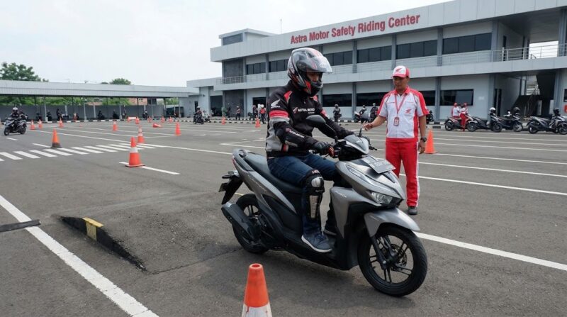 Instruktur memandu teknik pengereman motor matik di lintasan Astra Motor Safety Riding Center.(ilustrasi poto: AI).