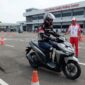 Instruktur memandu teknik pengereman motor matik di lintasan Astra Motor Safety Riding Center.(ilustrasi poto: AI).