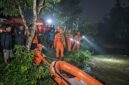 Ilustrasi Tim SAR gabungan menyisir aliran sungai dengan perahu karet untuk mencari balita hilang di Padang Pariaman.(poto: AI).