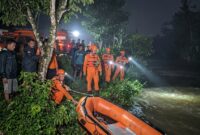 Ilustrasi Tim SAR gabungan menyisir aliran sungai dengan perahu karet untuk mencari balita hilang di Padang Pariaman.(poto: AI).